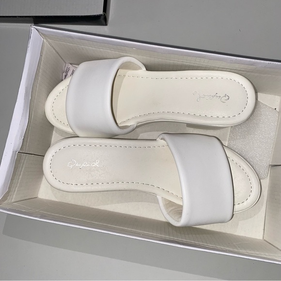 NWT QUPID GRATIA WHITE STRETCH MULES SANDALS SHOES TRENDY POPULAR COMFY SHOE - Picture 2 of 8